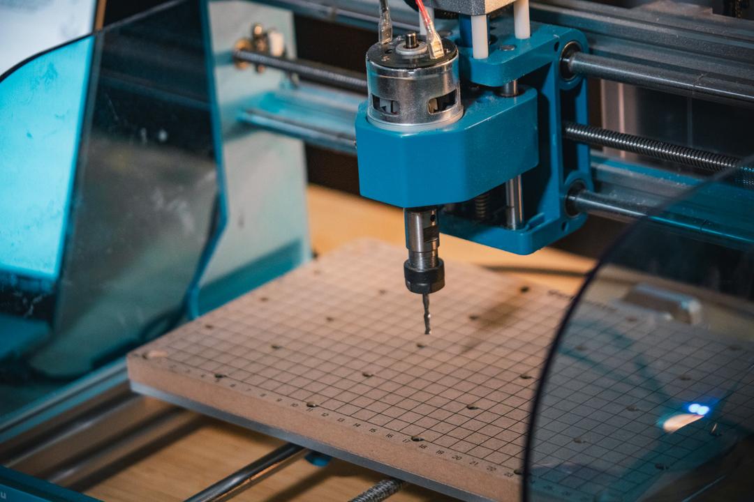 Cette image illustre une machine CNC utilisée dans le cadre d'une formation à l'usinage de précision. Les participants apprennent à utiliser des machines à commande numérique pour des opérations de découpe et de gravure sur divers matériaux. La formation couvre les fondamentaux de l'usinage CNC, de la programmation des machines à la réalisation de projets concrets, permettant aux apprenants de maîtriser les techniques d'usinage indispensables dans le secteur manufacturier.